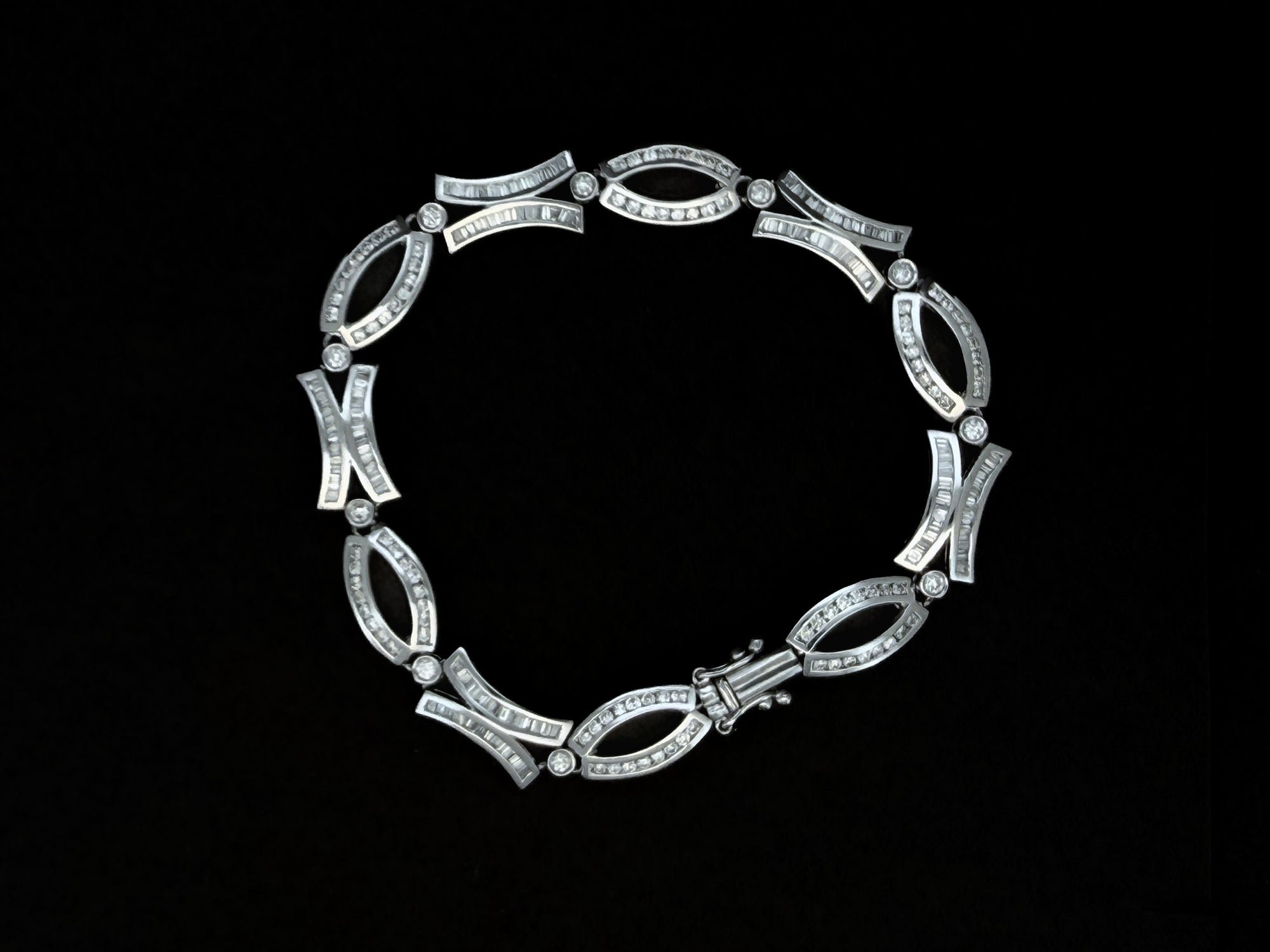 Vintage Diamond Geometric Link